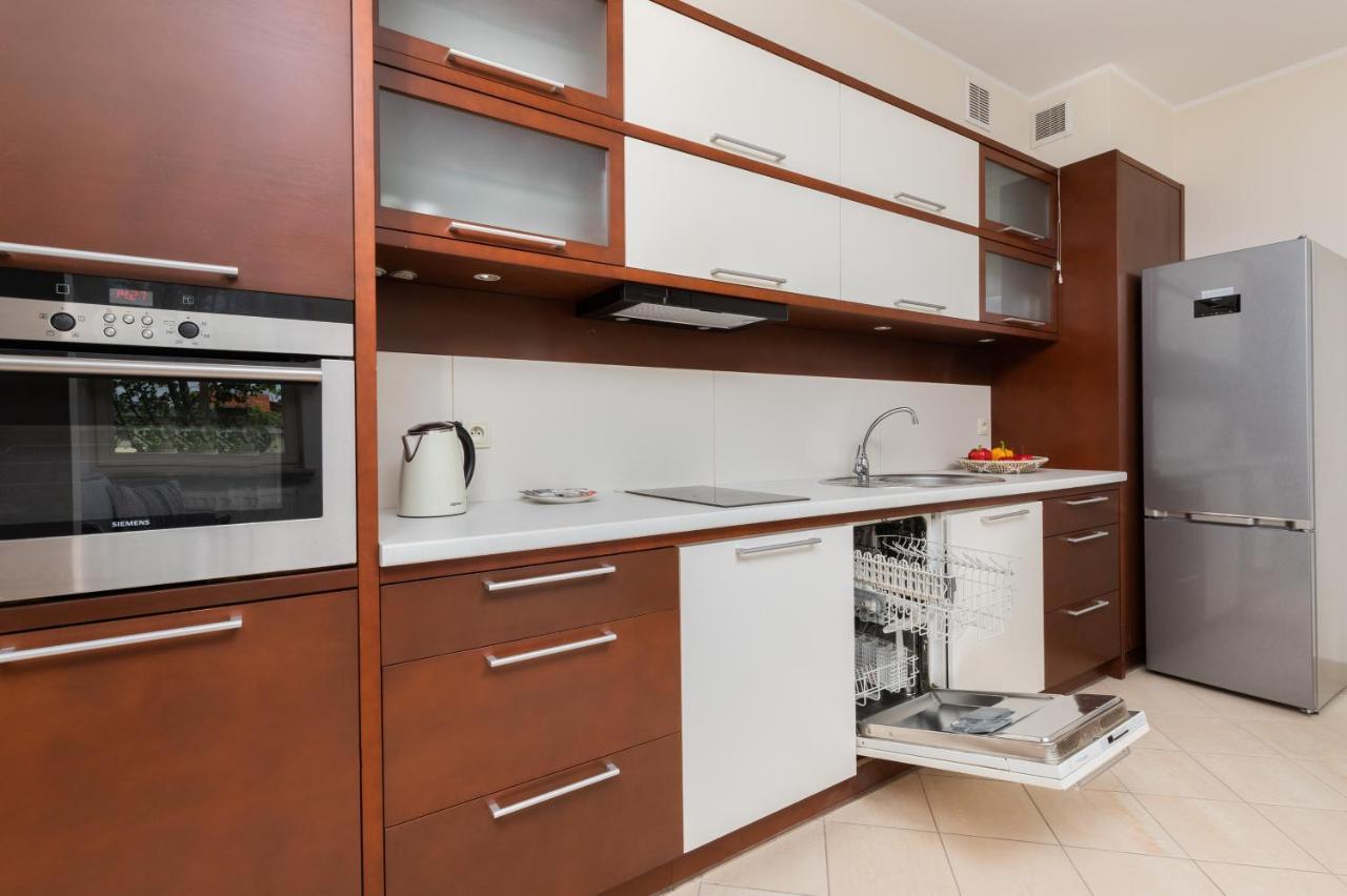 Patio Mare With Free Garage Parking By Renters *